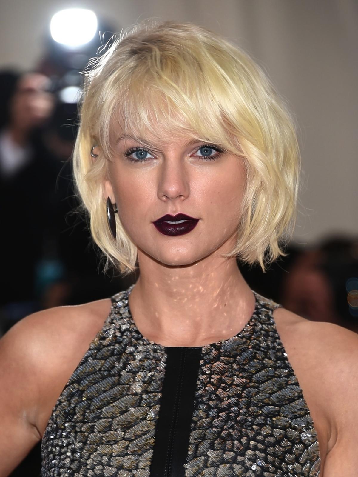 Taylor Swift z ciemnymi ustami