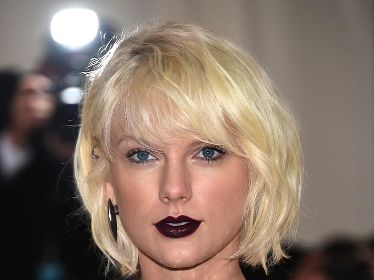 Taylor Swift z ciemnymi ustami