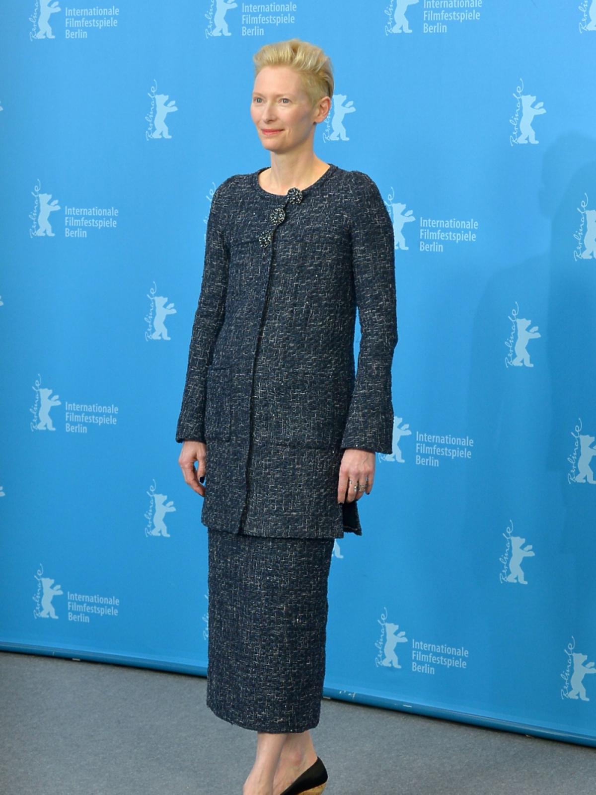 Tilda Swinton w granatowym długim kostiumie