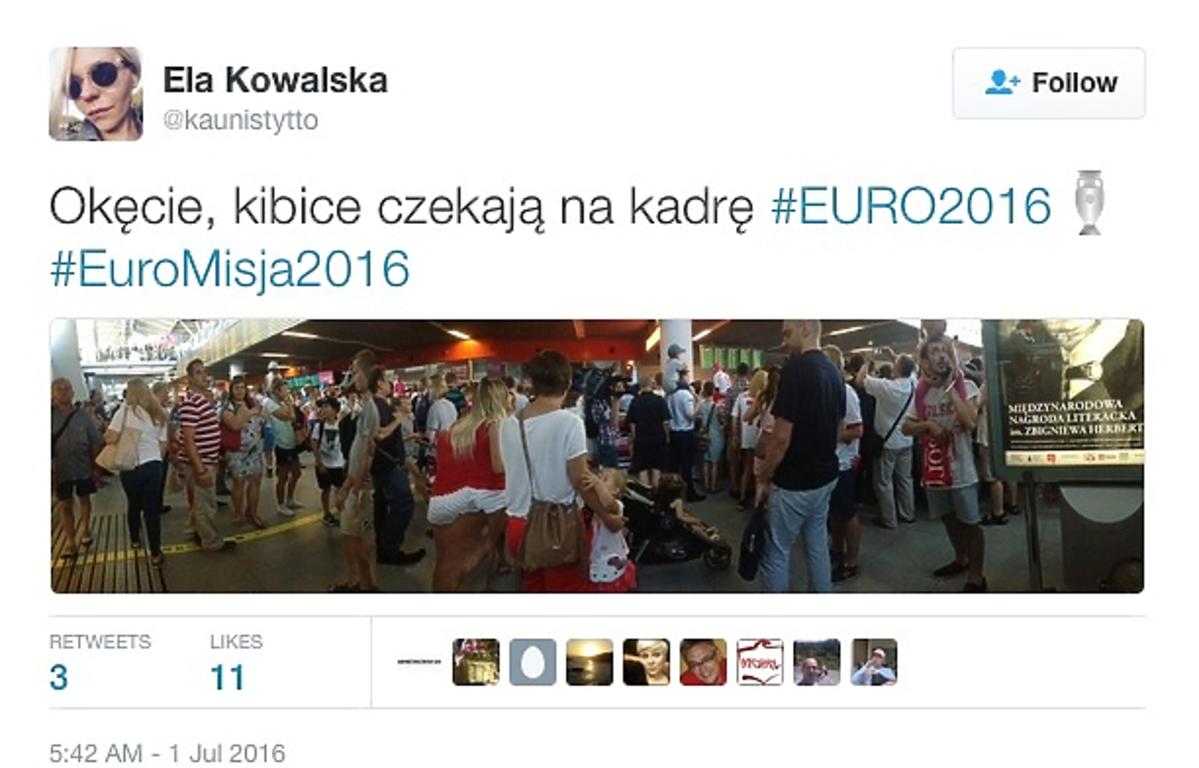Tłum czeka na piłkarzy na Okęciu