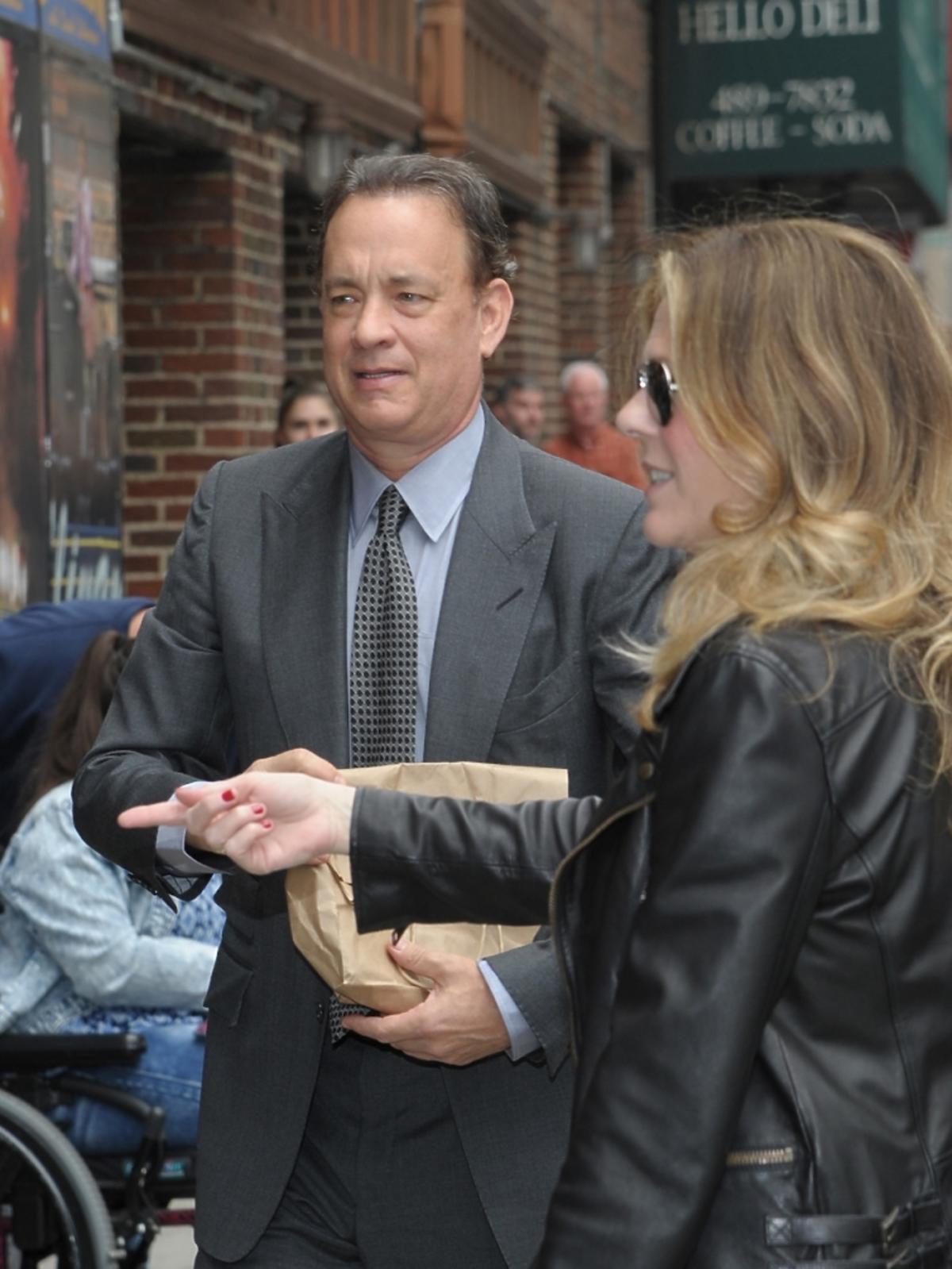 Tom Hanks z żoną przed studiem TV