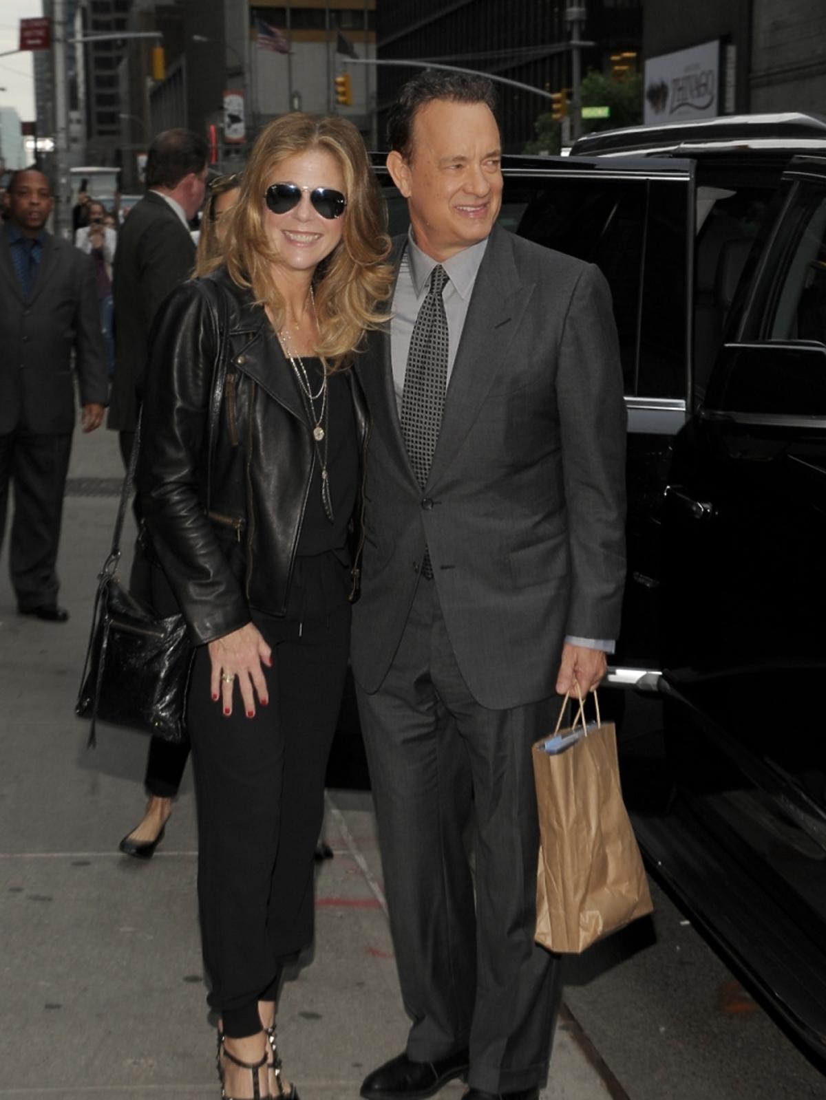 Tom Hanks z żoną przed studiem TV
