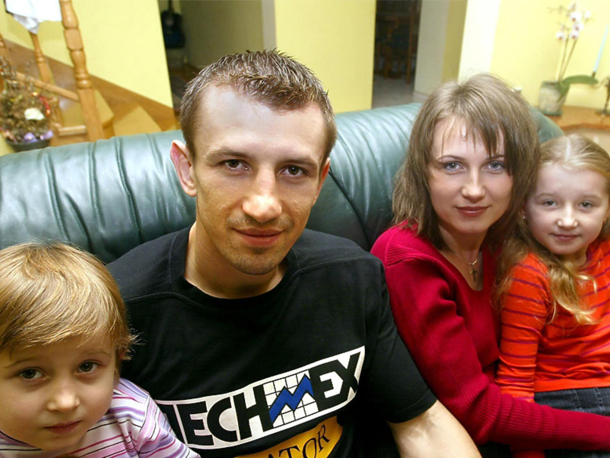 Tomasz Adamek z córkami - 7-letnią wówczas Roksaną i 3-letnią Weroniką