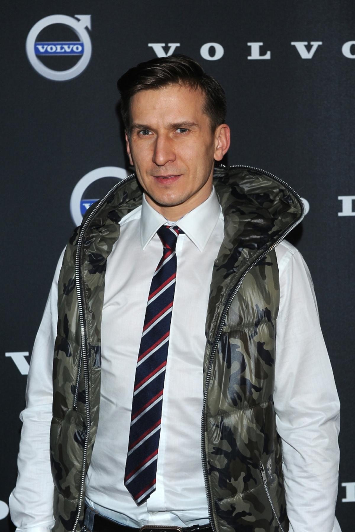 Tomasz Barański w puchowej kamizelce moro, koszuli i krawacie
