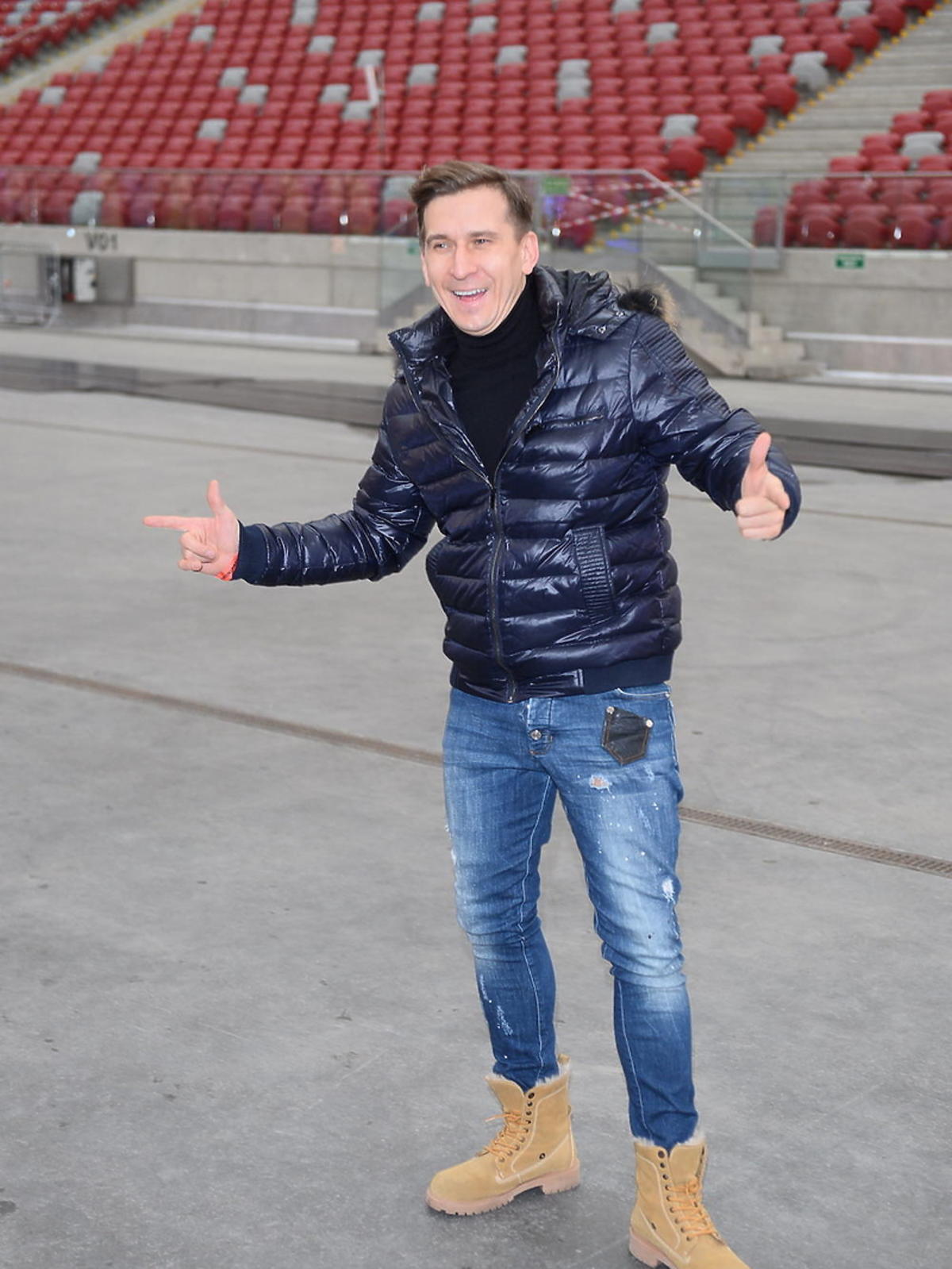 Tomasz Barański w żółtych butach