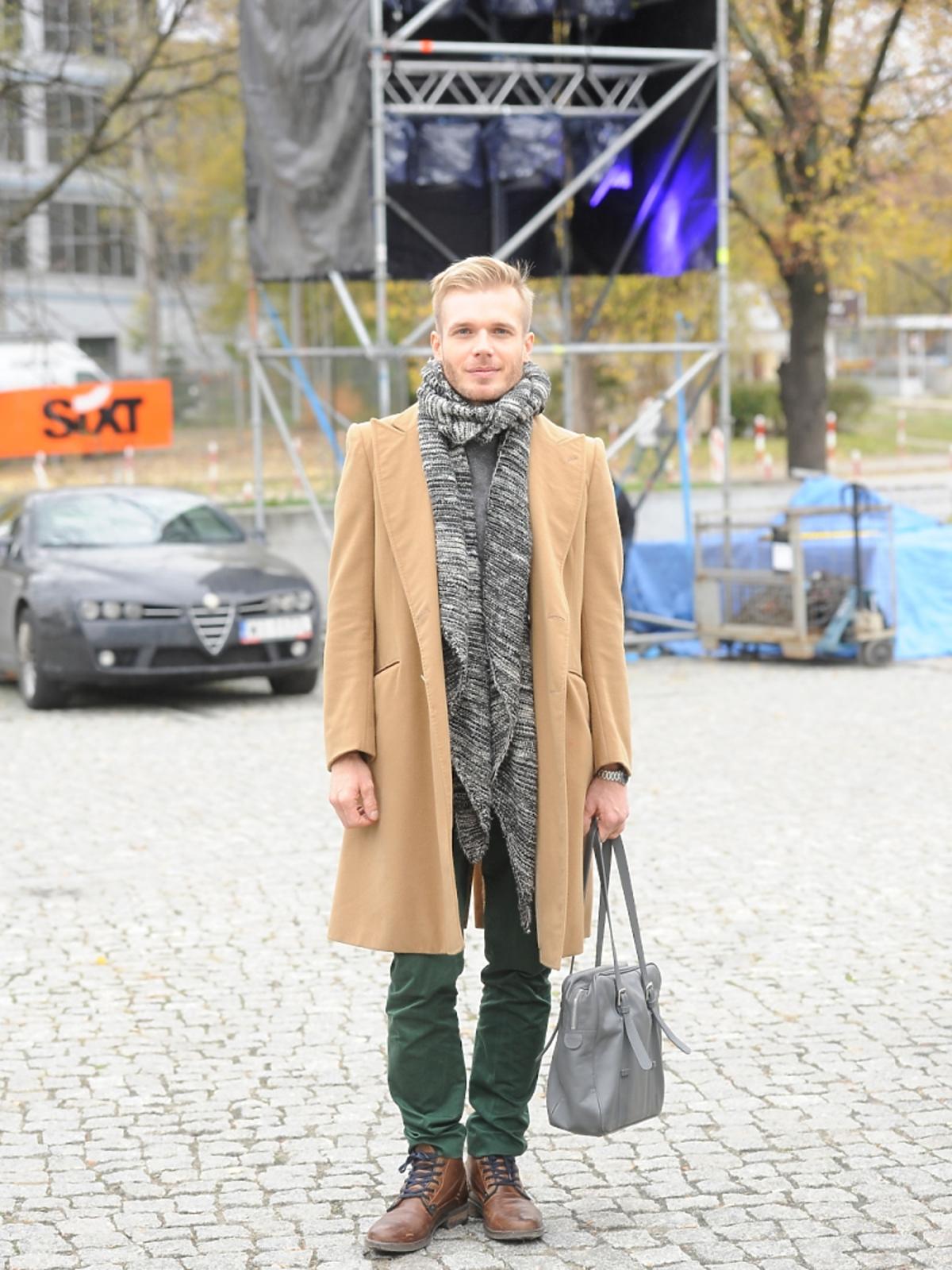 Tomasz Ciachorowski w brązowym płaszczu