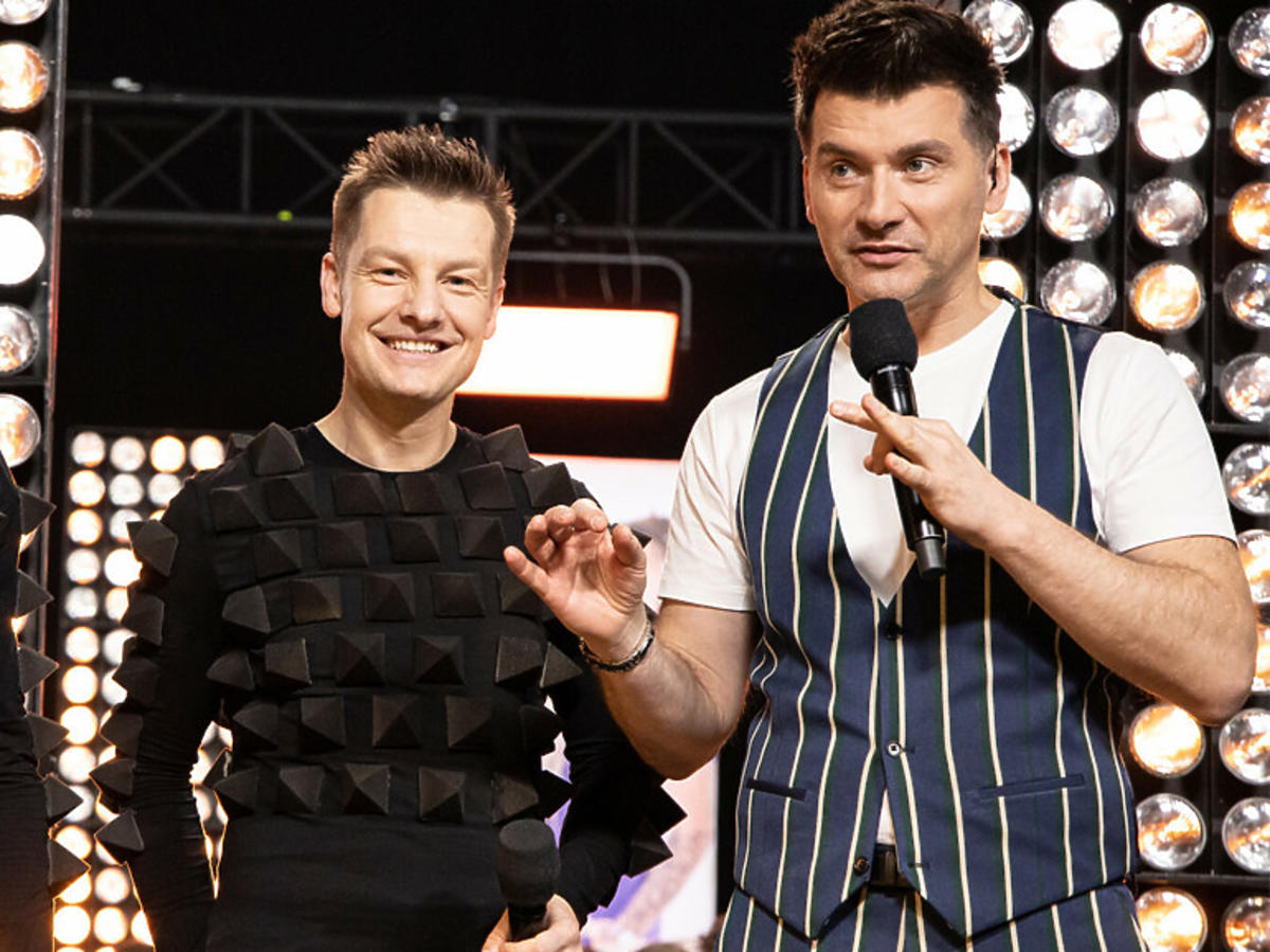 Tomasz Kammel i jeden z braci Mroczków obok w studio programu Dance Dance Dance