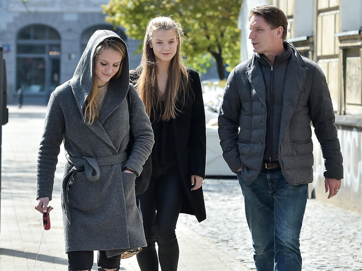 Tomasz Lis z córkami Polą i Igą na spacerze  w Warszawie - zdjęcia paparazzi 