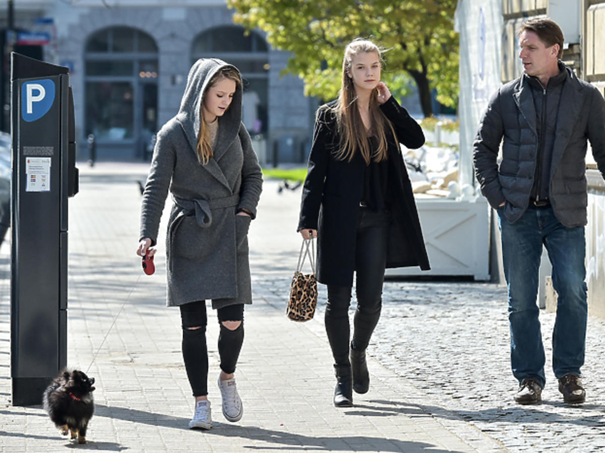 Tomasz Lis z córkami Polą i Igą na spacerze  - zdjęcia paparazzi 