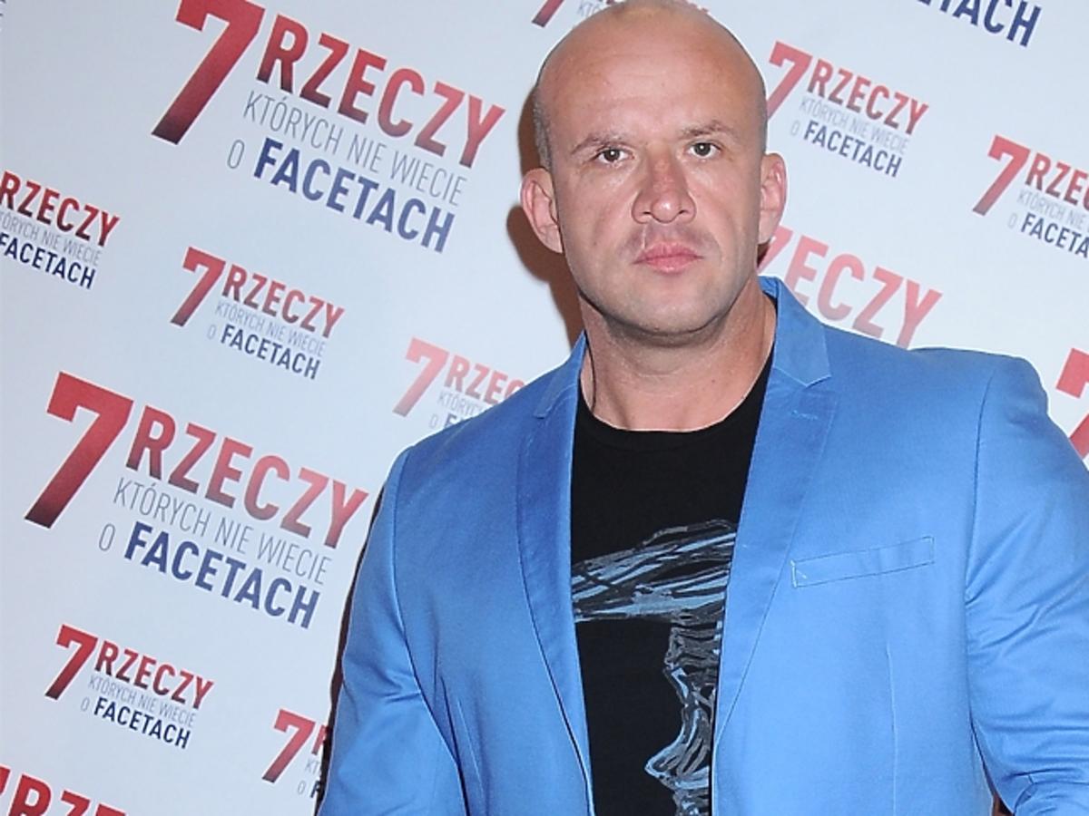 Tomasz Oświeciński w niebieskiej koszulce