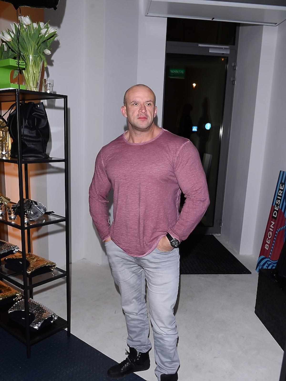 Tomasz Oświeciński w rózowej koszuli