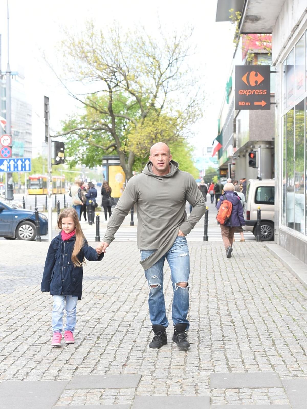 Tomasz Oświeciński z córką pod studiem DDTVN