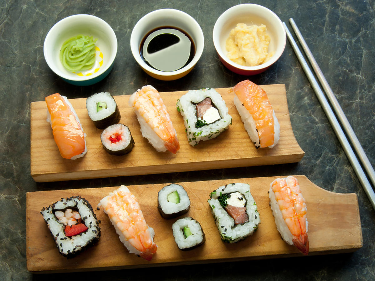 Tradycyjne sushi na drewnianej desce