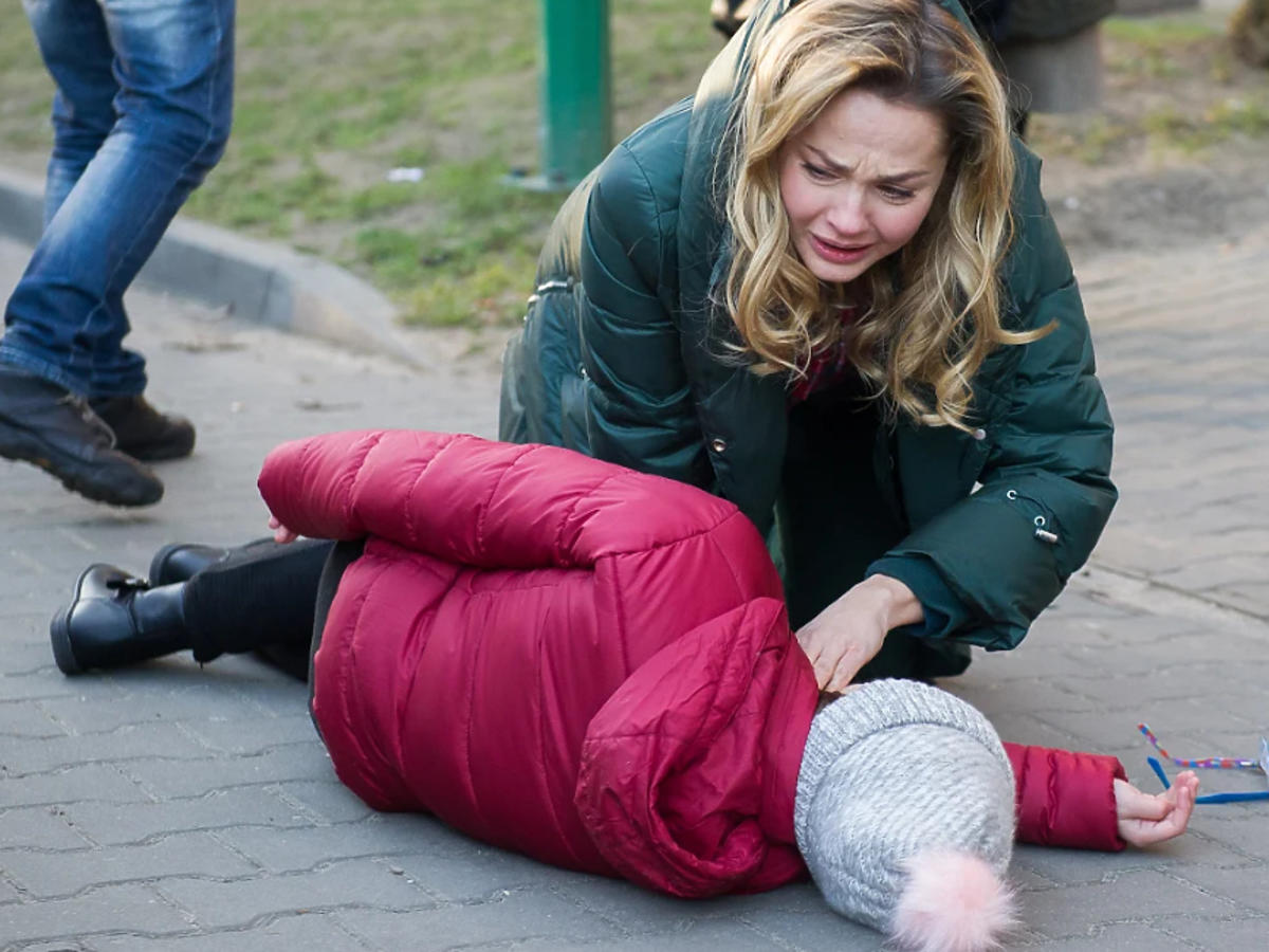Tragedia w "Na Wspólnej". Sylwia wepchnie Ulę pod samochód! Córka Hofferów przeżyje?