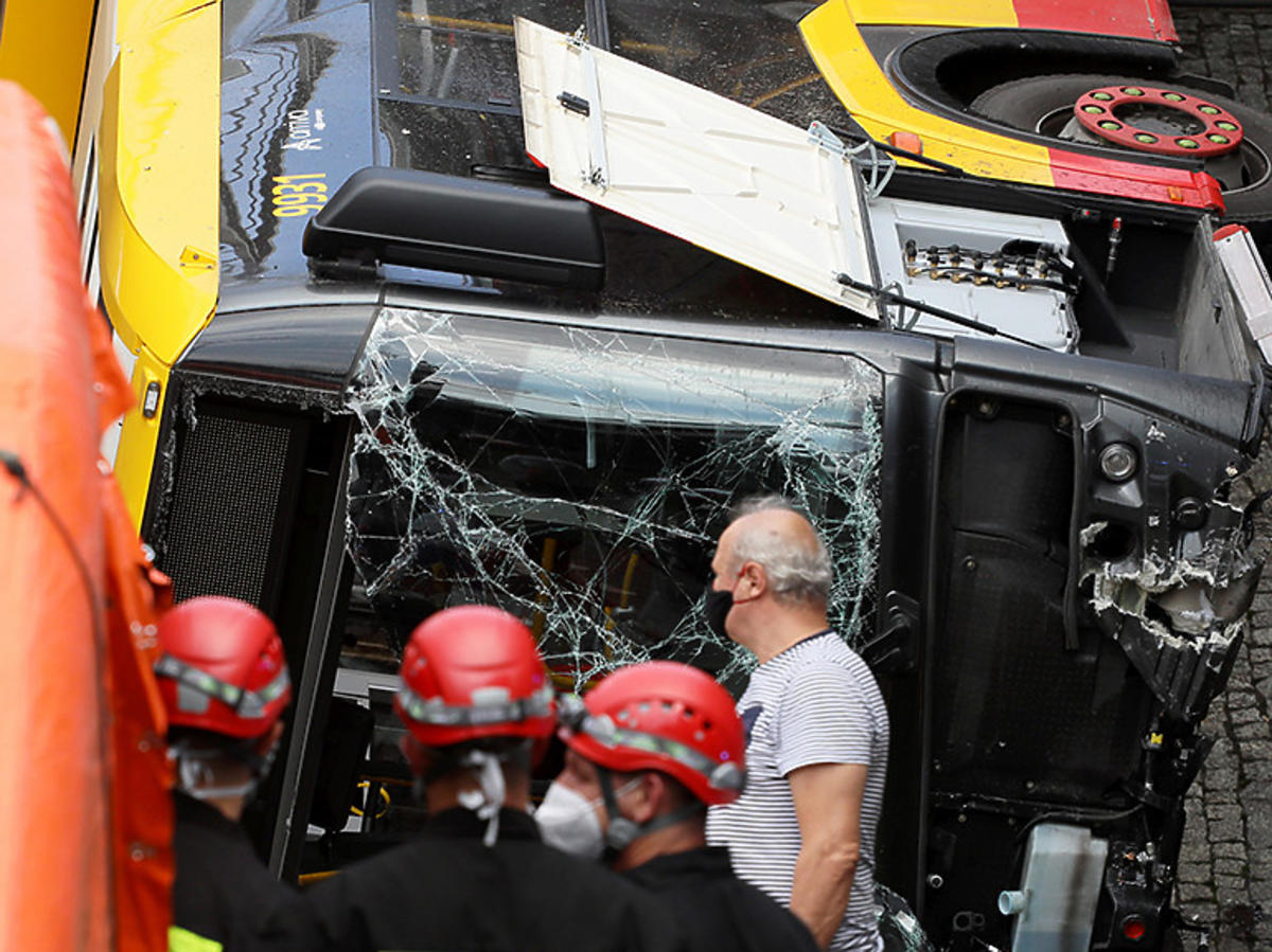 Tragedia w Warszawie. Wypadek autobusu na autostradzie S8. Spadł na Wisłostradę. Świadek o przyczynie tragedii