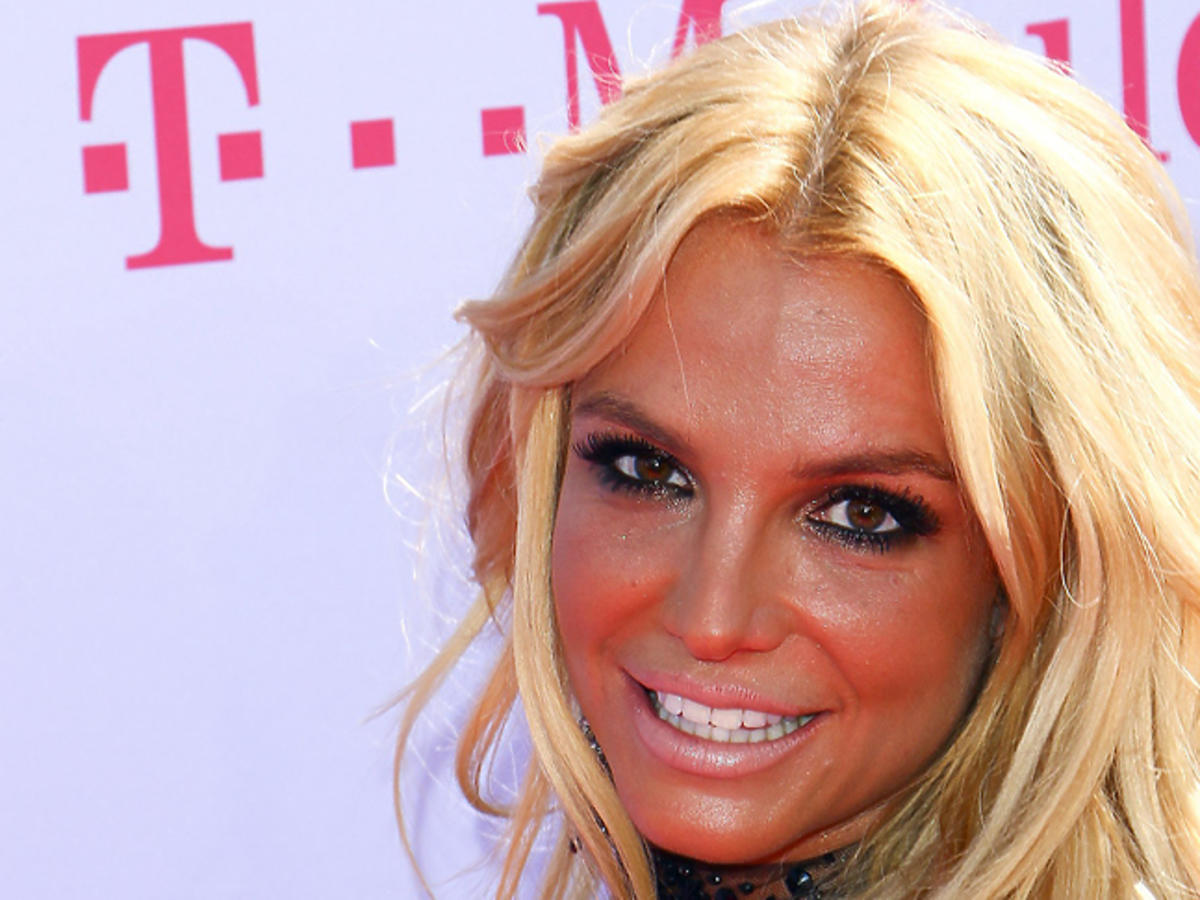 Twarz Britney Spears z mocną opalenizną i brokatem