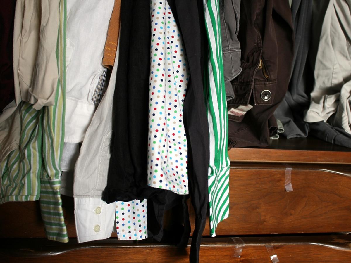 Ubrania w szafie