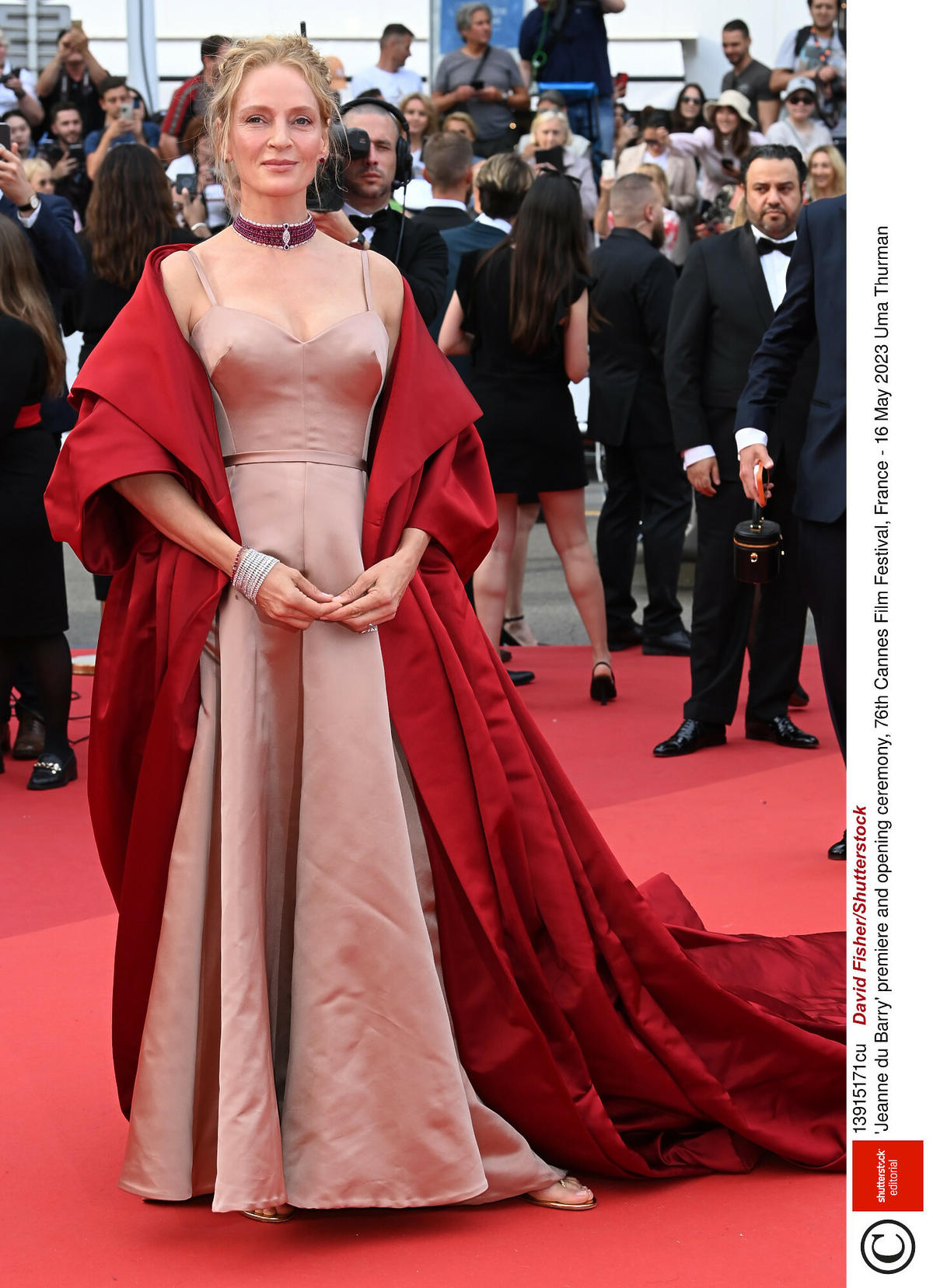 Uma Thurman na czerwonym dywanie w Cannes