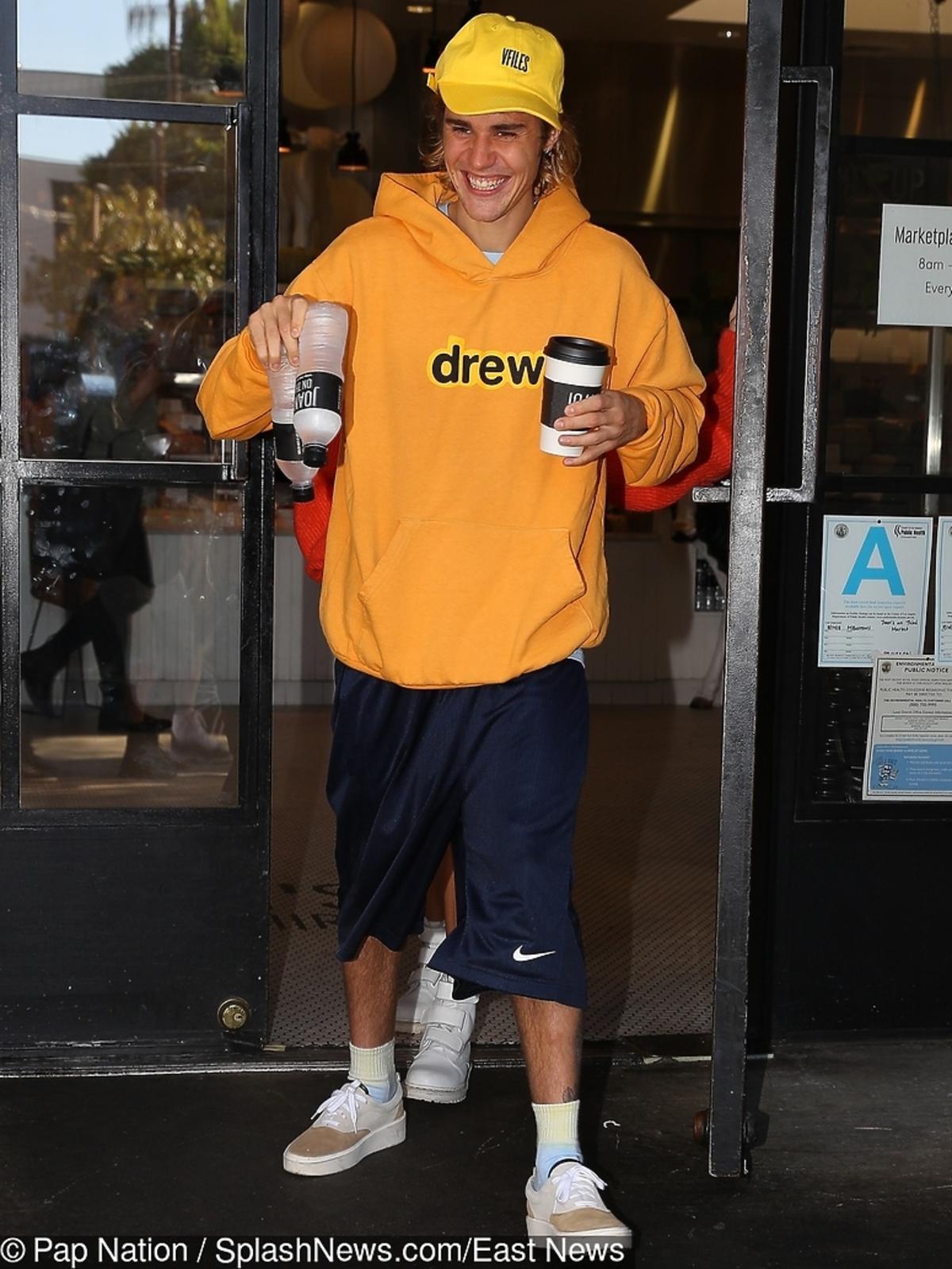 Uśmiechnięci Hailey Baldwin i Justin Bieber na zdjęciach paparazzi