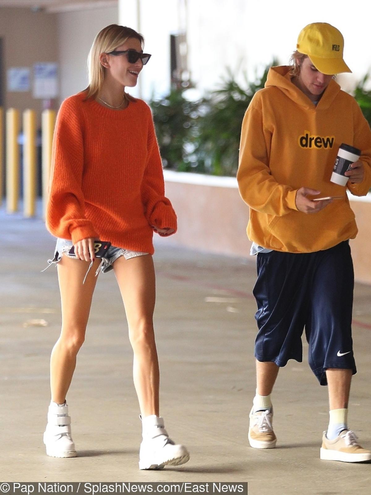 Uśmiechnięci Hailey Baldwin i Justin Bieber na zdjęciach paparazzi