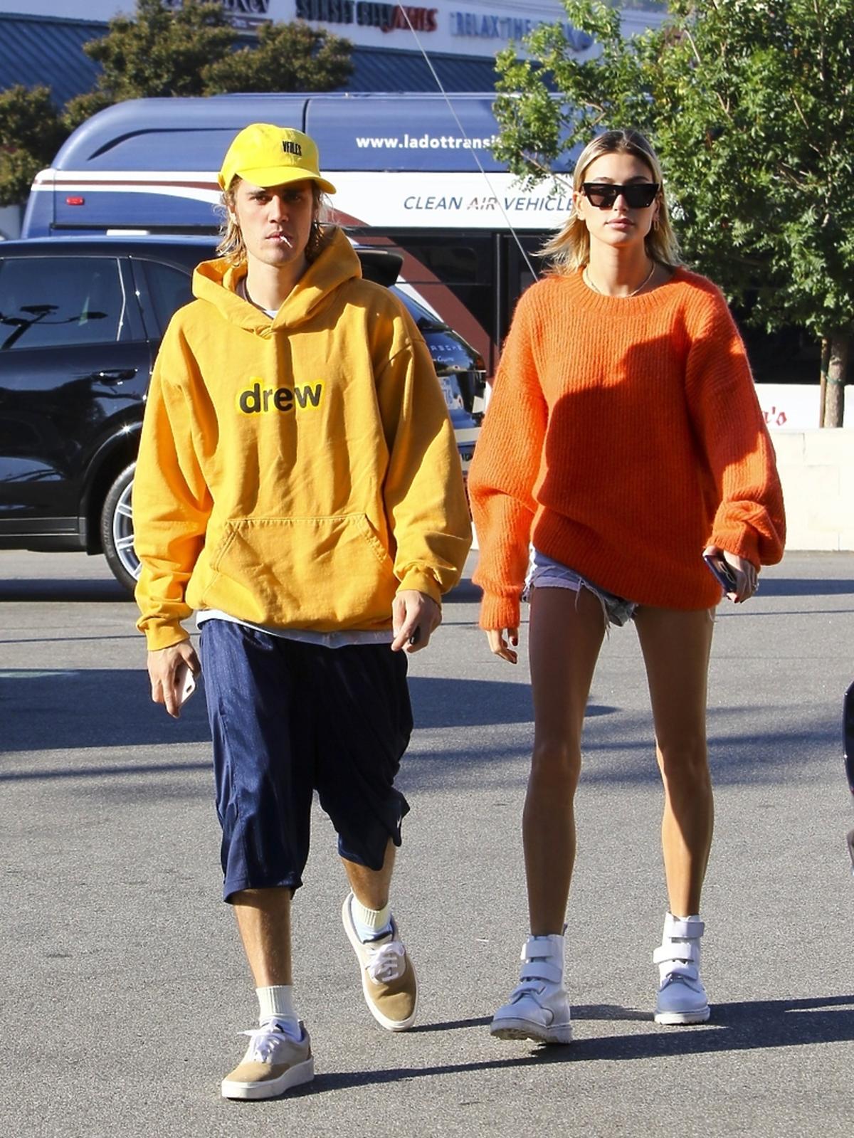 Uśmiechnięci Hailey Baldwin i Justin Bieber na zdjęciach paparazzi