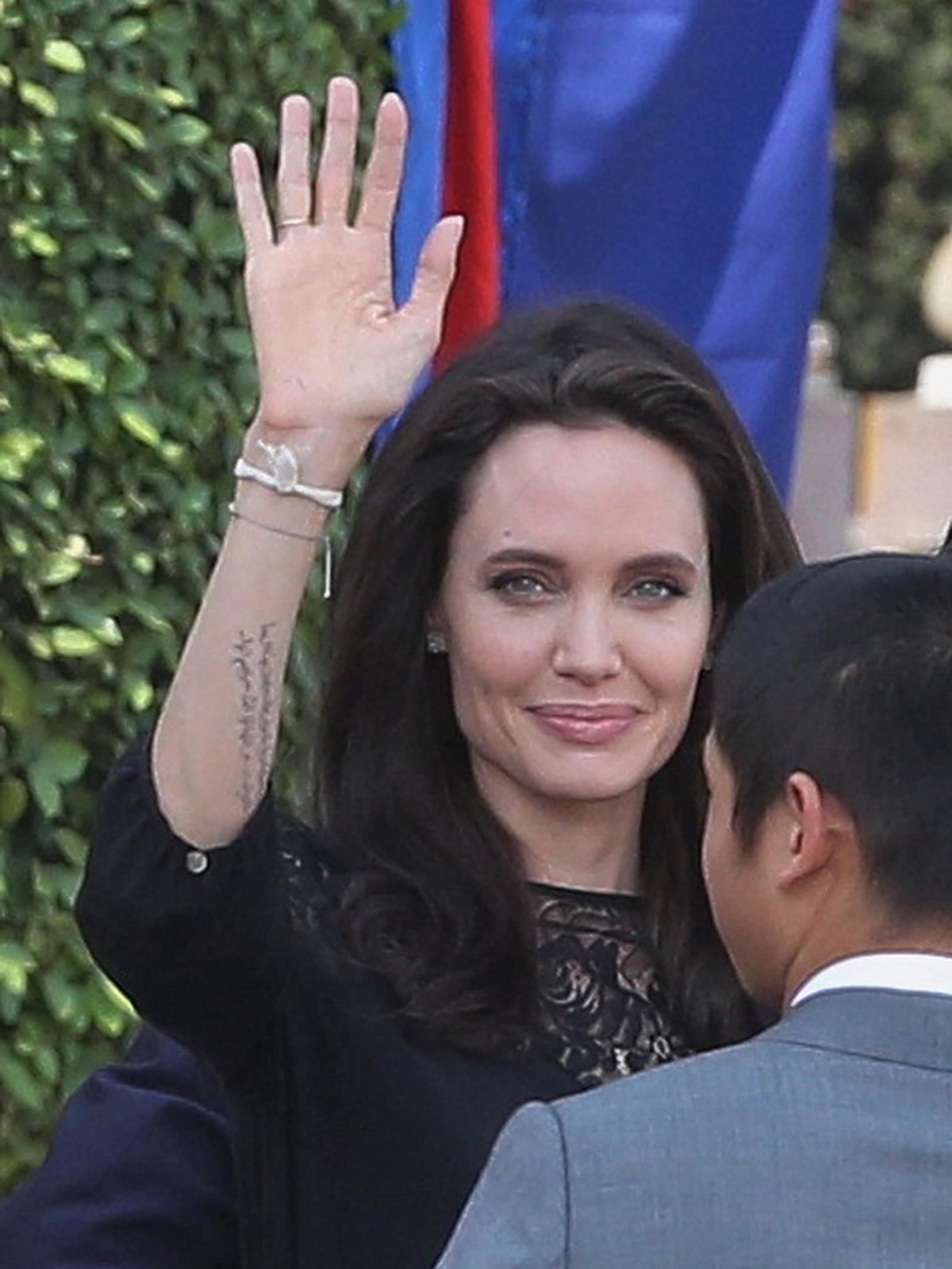 Uśmiechnięta Angelina Jolie z dziećmi na konferencji swojego nowego filmu dla Netflixa