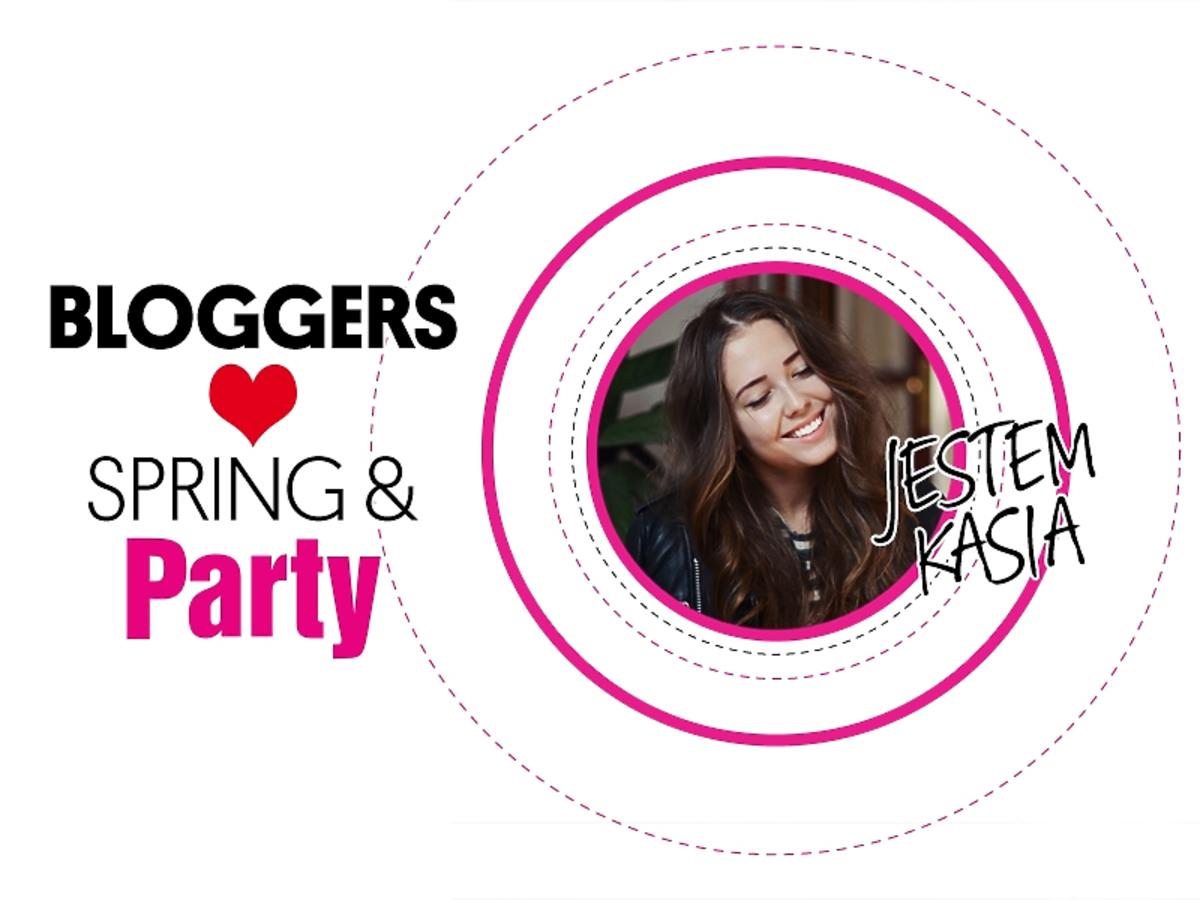 Uśmiechnięta dziewczyna z rozpuszczonymi włosami i zamkniętymi oczami w różowym kółku z napisami Bloggers Love Spring & Party