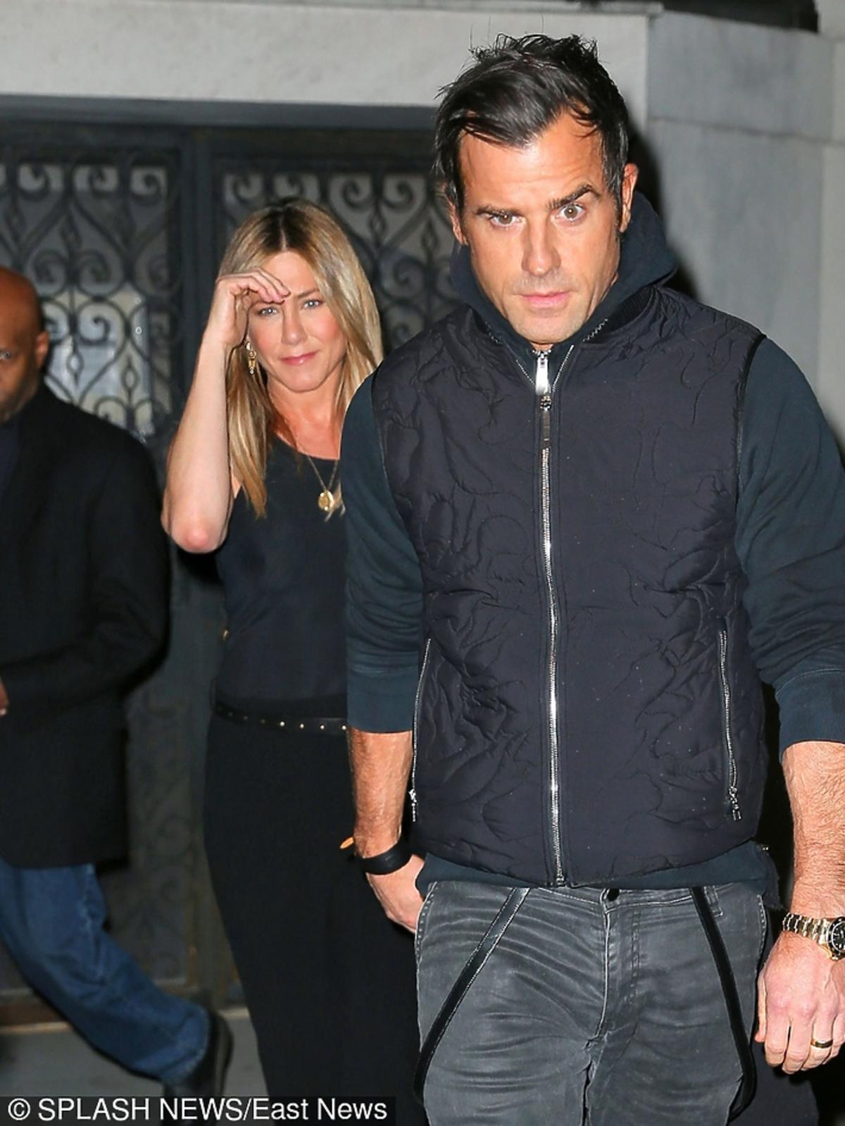 Uśmiechnięta Jennifer Aniston z mężem