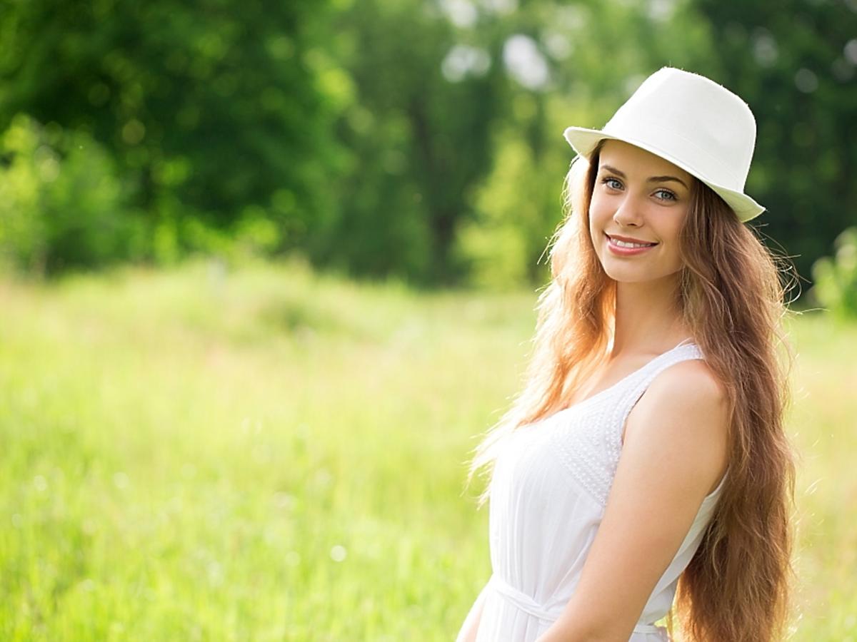Uśmiechnięta kobieta w kapeluszu