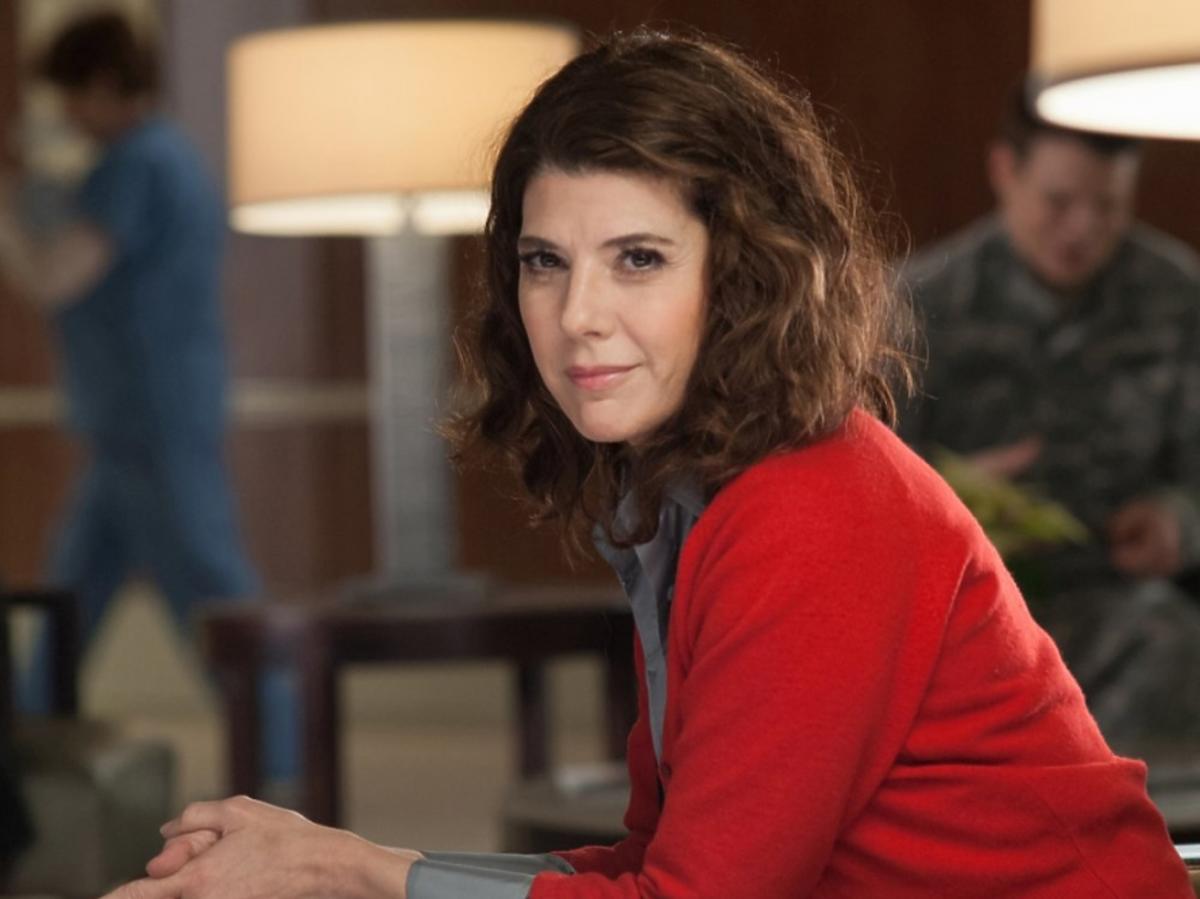 Uśmiechnięta Marisa Tomei w czerwonym sweterku