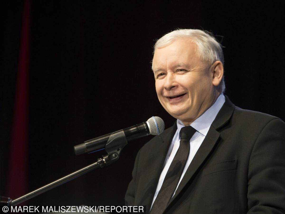 Usmiechnięty Jarosław Kaczyński