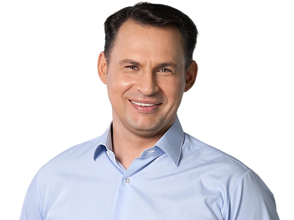 uśmiechnięty pan w niebieskiej koszuli