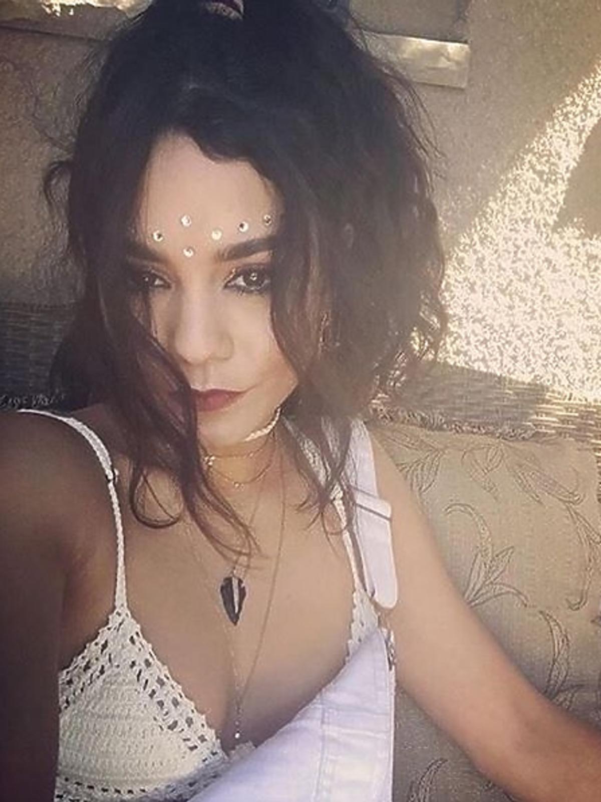 Vanessa Hudgens w białej bluzce z dekoltem i spiętych włosach