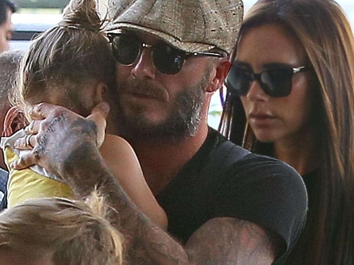 Victoria i David Beckham z dziećmi na lotnisku w Los Angeles