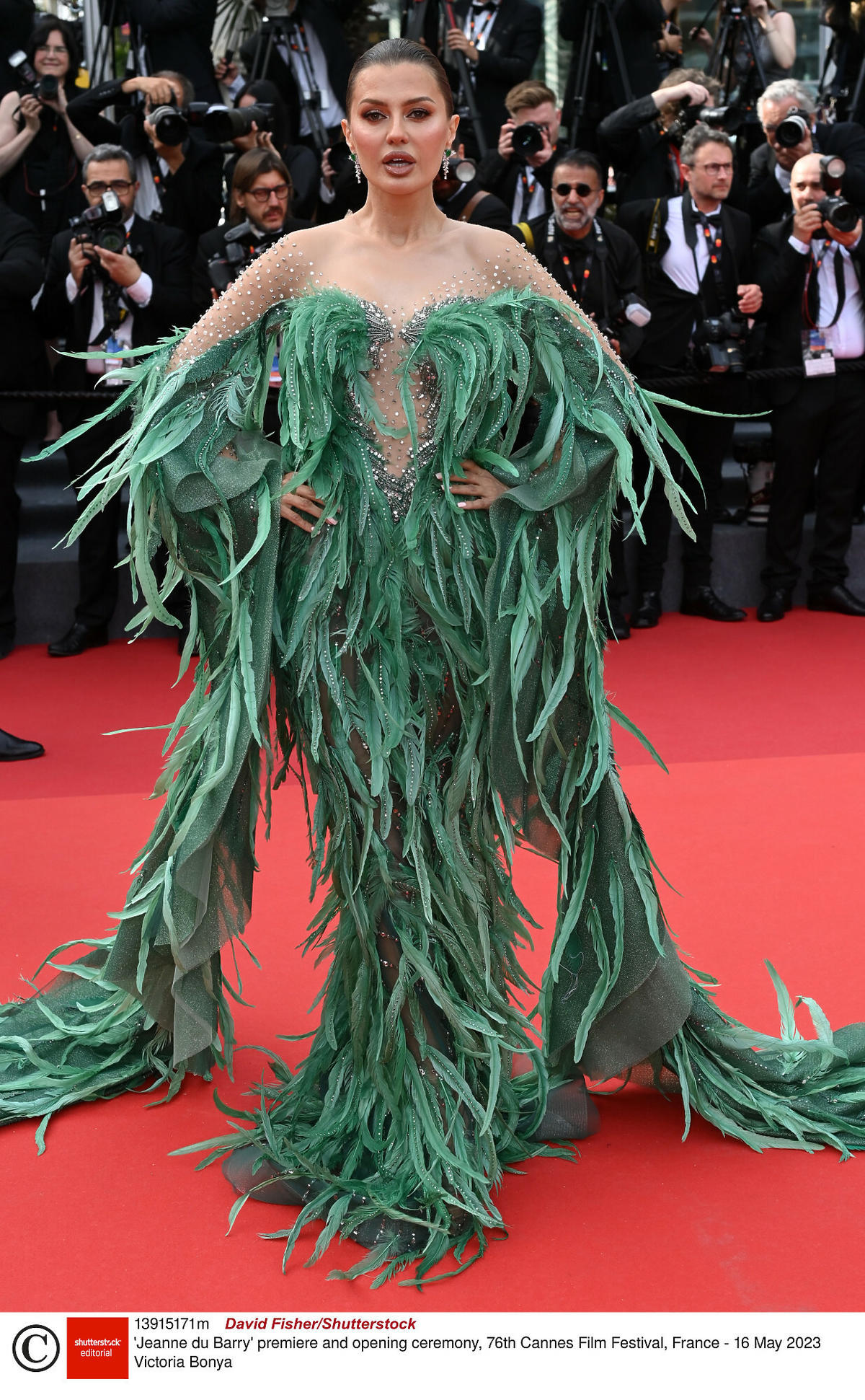 VictoriaBonya na czerwonym dywanie w Cannes