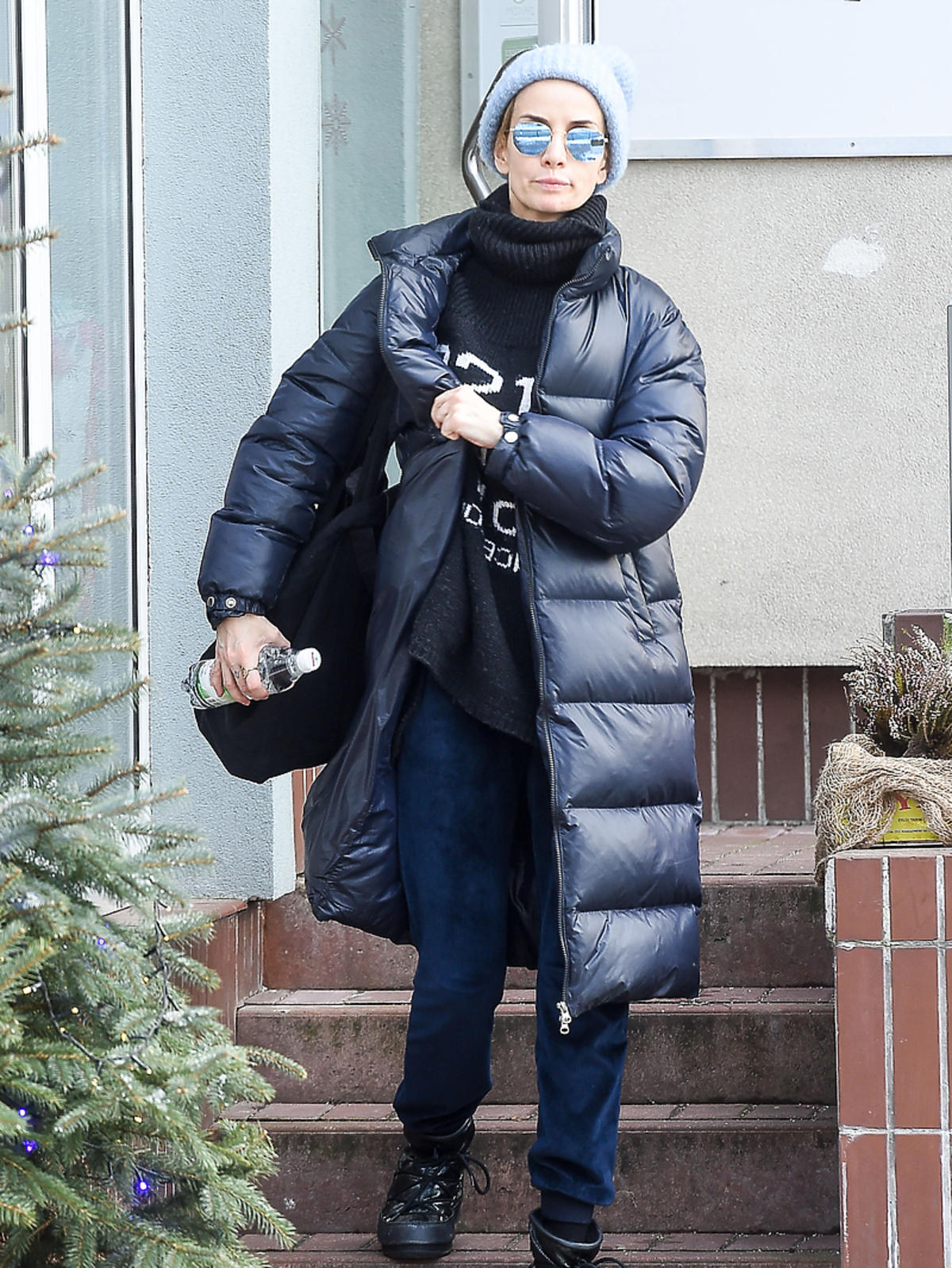 Viola Kołakowska parkuje na zakazie