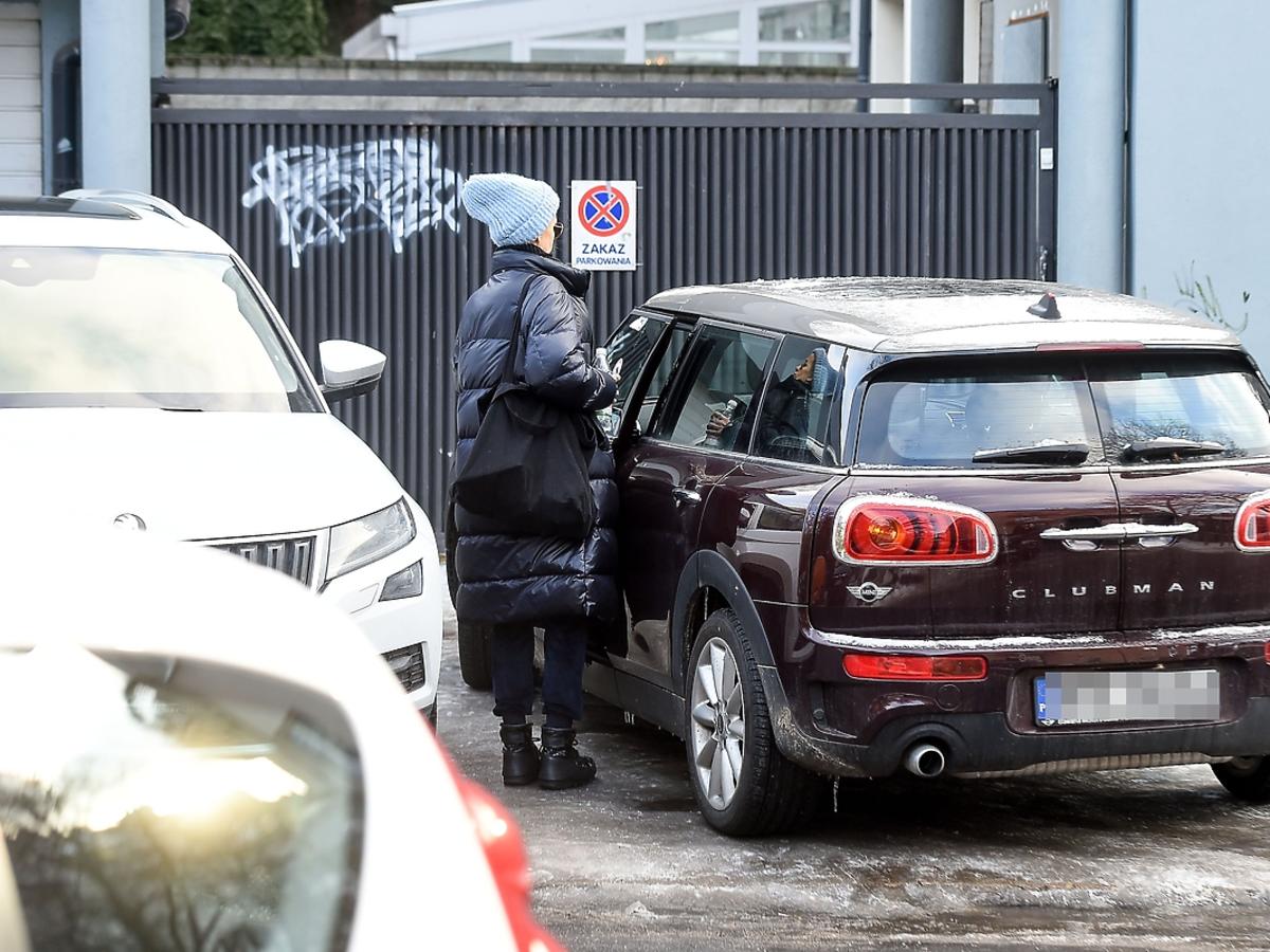 Viola Kołakowska parkuje na zakazie