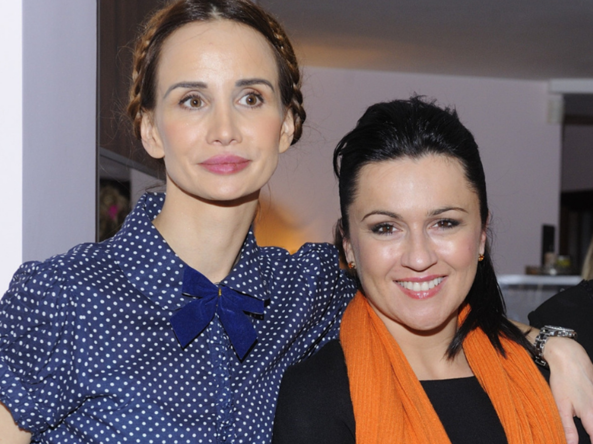 Viola Kołakowska w niebieskiej bluzce, Beata Tadla z pomarańczowym szalikiem