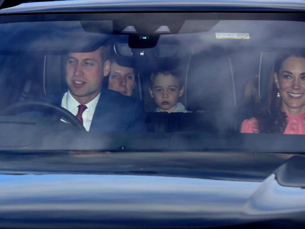 w drodze na świąteczne spotkanie z królową Elżbietą II