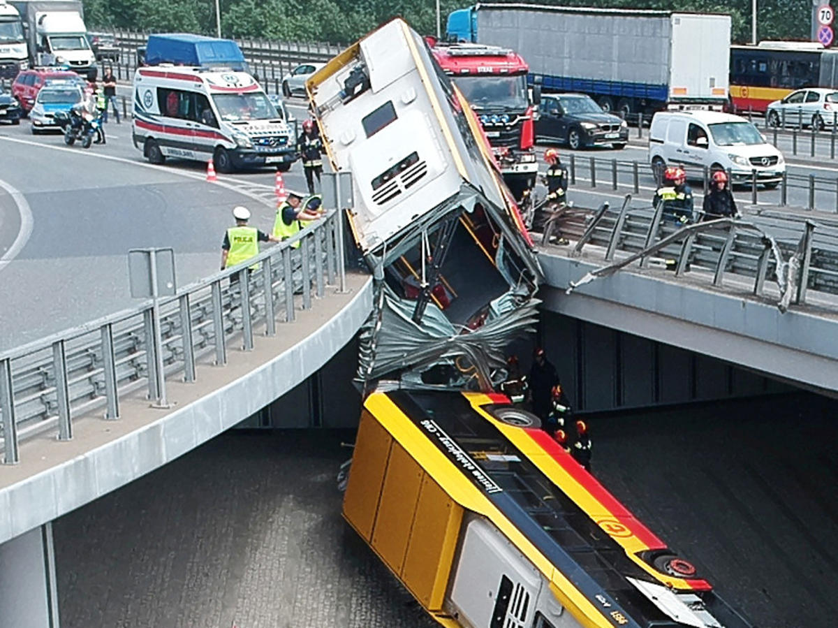 Warszawa. Autobus spadł z mostu na Wisłostradę. Znamy nowe szczegóły tragicznego wypadku: kierowca, ofiary, akcja ratunkowa