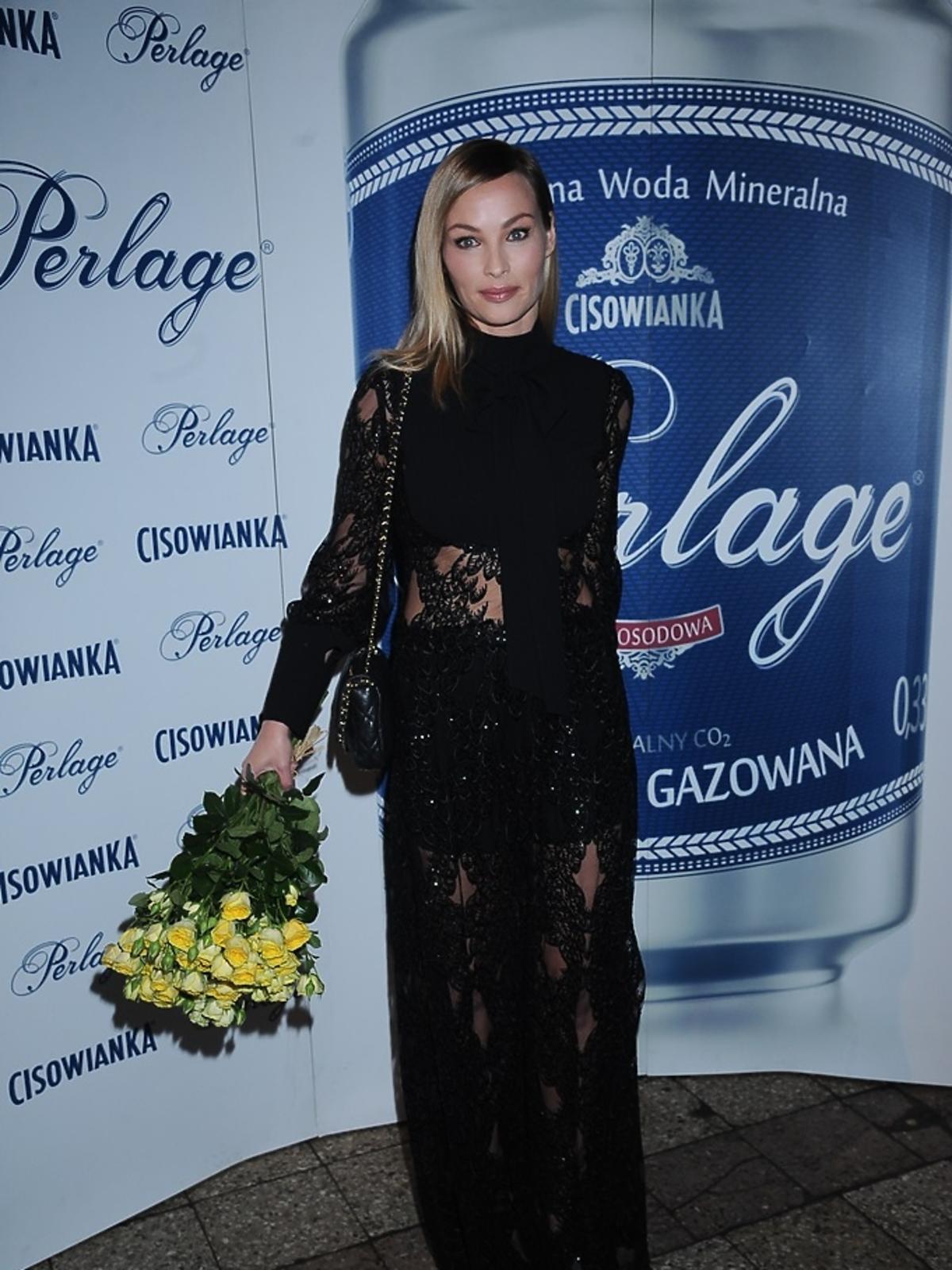 Weronika Książkiewicz w czarnej sukni