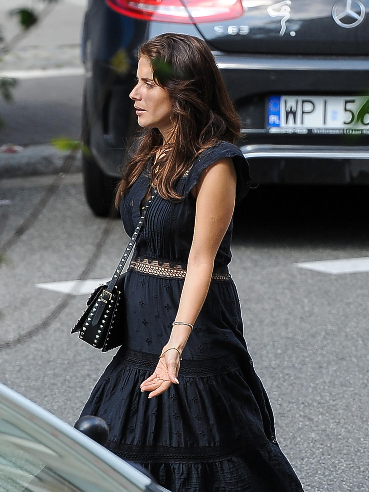 Weronika Rosati w czarnej sukience 