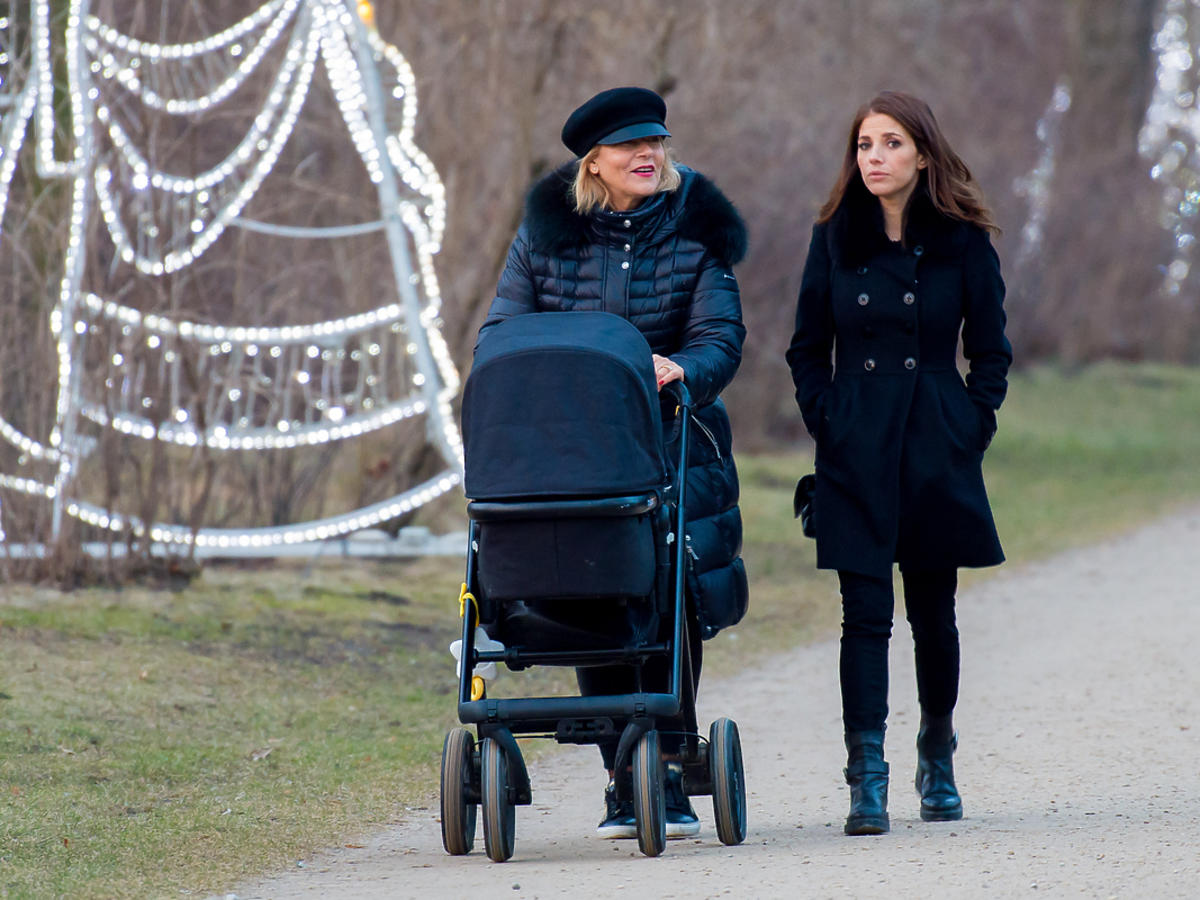 Weronika Rosati z mamą i córką na spacerze
