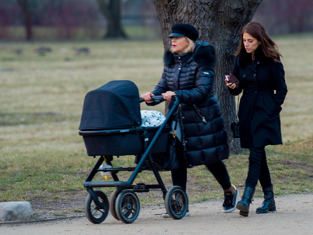 Weronika Rosati z mamą i córką na spacerze