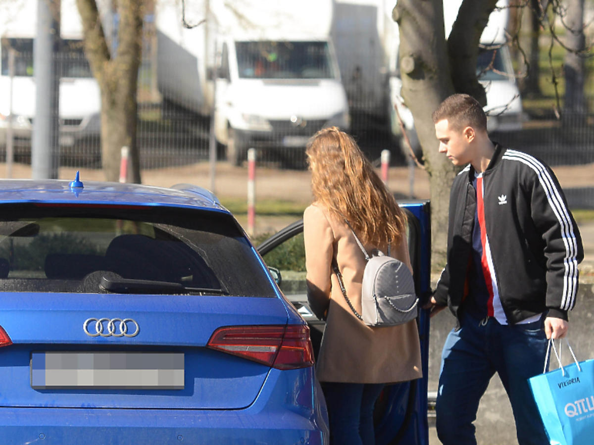 Wiktoria Gąsiewska i Adrian Zdrójkowski wychodzą ze studia TVP