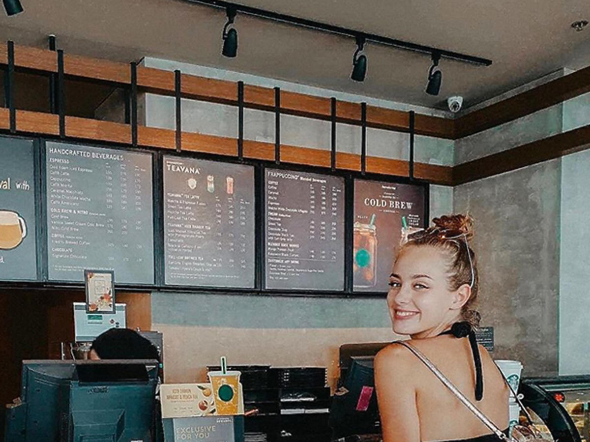 Wiktoria Gąsiewska w bikini w kawiarni