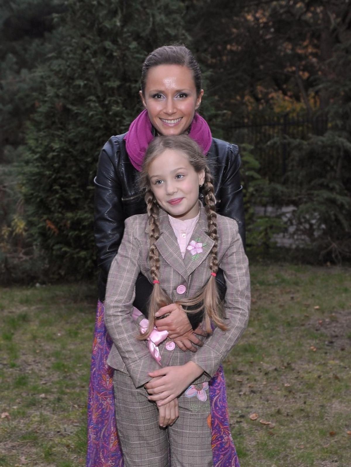 Wiktoria Gąsiewska z Moniką Mrozowską na planie serialu 