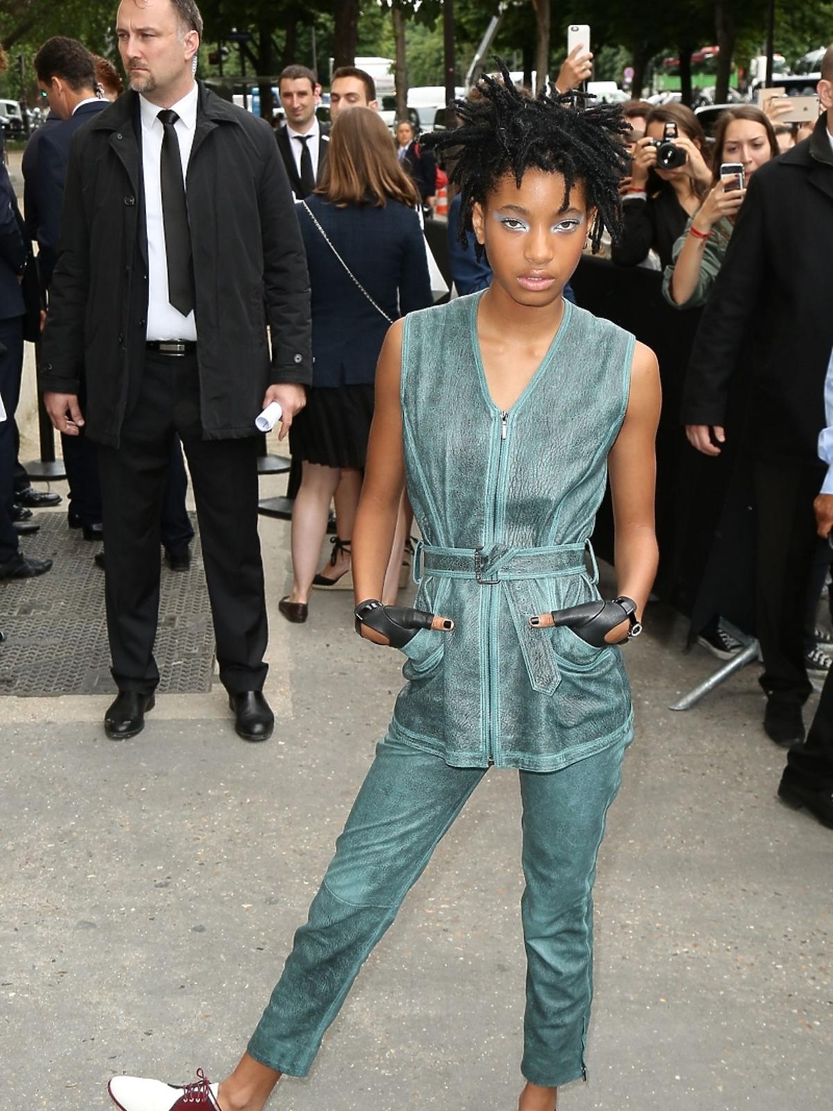 Willow Smith w niebieskim kombinezonie