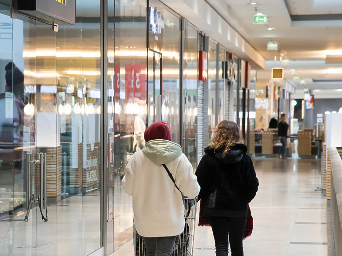 Wnętrze zamkniętej galerii handlowej