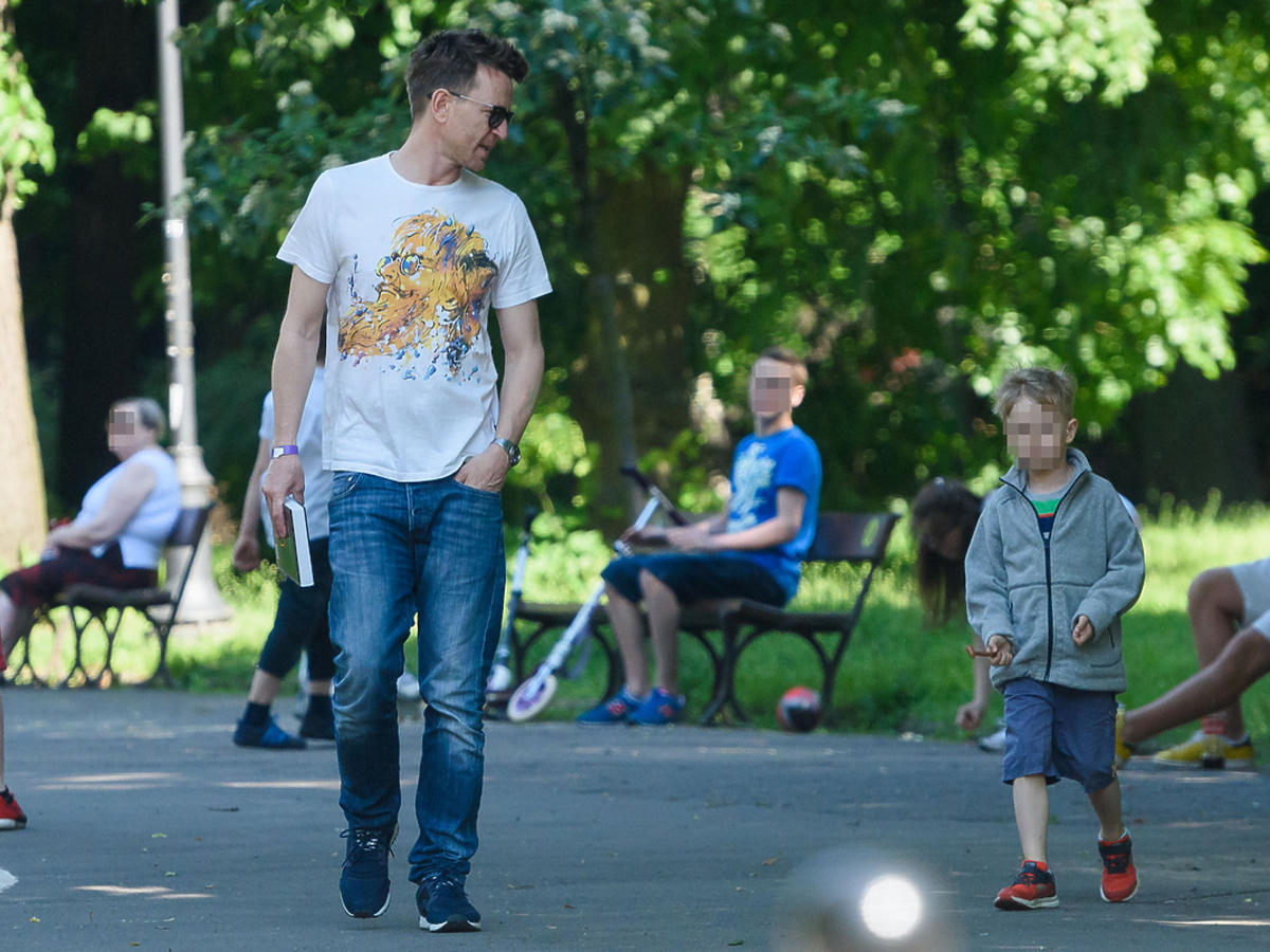 Wojciech Błach na spacerze z synem